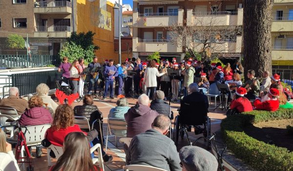 Estudiantes de Secundaria han tocado varias piezas dirigidos por su profesora de música.