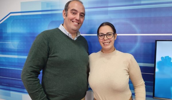 Miguel Lorca y Ainhoa Pérez en el plató de Charry TV.