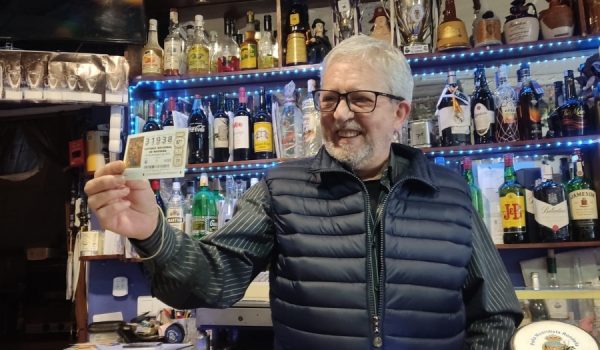 Fermín Barragán, gerente de la peña, mostrando el décimo