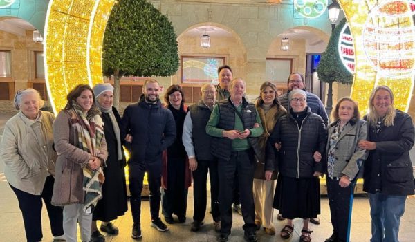 Debido al frío, pocos han sido los mayores que se han animado en posar en la foto de familia