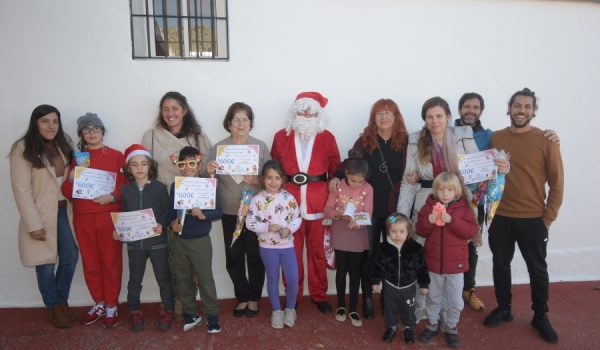 Papá Noel visitó el Colegio Público Rural Alto Genal y dio varios regalos a los alumnos del municipio