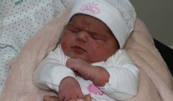 La pequeña ha pesado 3,68 kilos y ha medido 52 centímetros