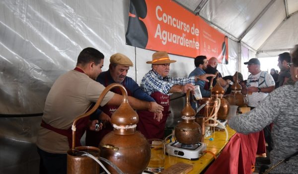Los participantes elaboraron el licor con sus propios alambiques.