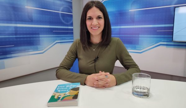 La joven escritora ha regresado a nuestra localidad para pasar unos días con la familia.