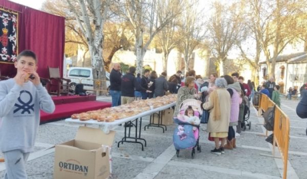 Los vecinos del barrio pudieron disfrutar el pasado año de la tradicional merienda en la plaza Ruedo Alameda.