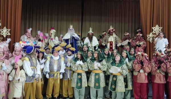 Los Reyes Magos y su comitiva en el asilo de las Hermanitas de los Pobres