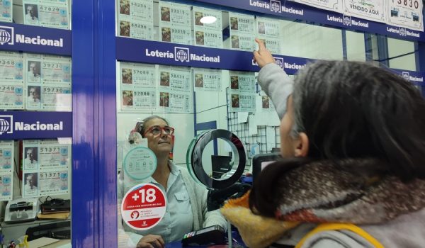 Una mujer solicita un décimo acabado en 7 en la Administración Número 3.