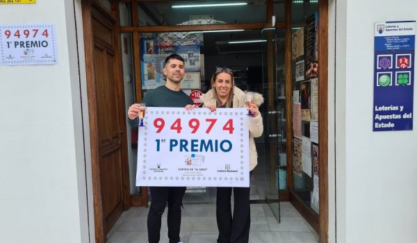 Los responsables del establecimiento arriateño celebran el primer premio.