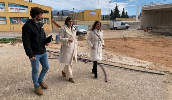 La alcaldesa de Ronda junto a la edil de Obras en la zona de actuación