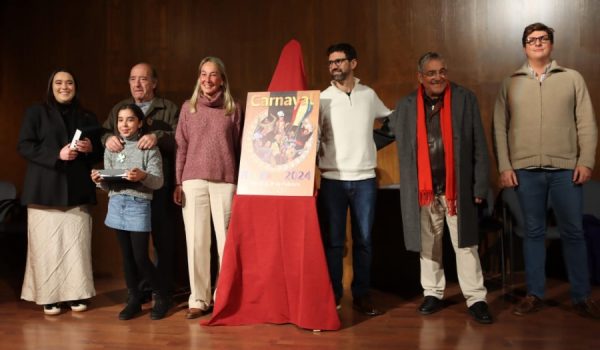 Reinas, pregonero y autor del cartel junto a representantes del Ayuntamiento de Ronda y de la Asociación Cultural Carnavalesca en el Convento de Santo Domingo.