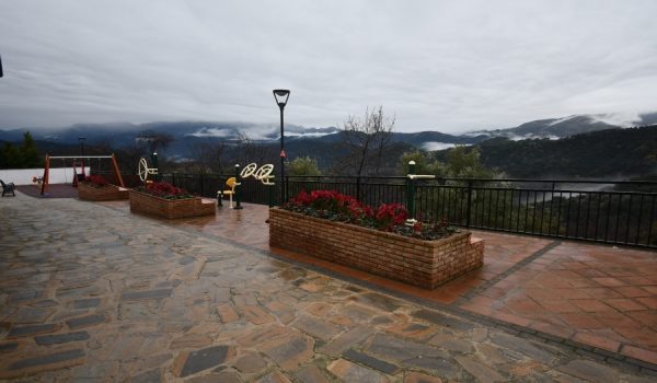 La plaza-mirador se encuentra ubicada en el lateral de la Iglesia de Nuestra Señora del Rosario, junto a la Plaza de Andalucía
