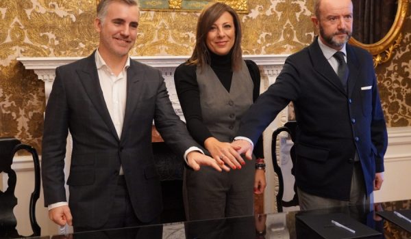 Esta mañana han comparecido ante la prensa el vicepresidente ejecutivo de Catalonia, Guillermo Vallet; la alcaldesa de Ronda, María de la Paz Fernández, y el representante de la Fundación Moctezuma, Ángel Vázquez