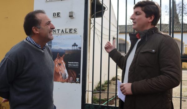 Juan Carlos González, delegado de Montes y Jorge Fernández, delegado de Contratación en la entrada de estas instalaciones municipales.