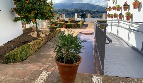 Estado actual del patio del palacio tras las obras de impermeabilización y embellecimiento.