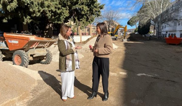 La alcaldesa de Ronda, María de la Paz Fernández, y la delegada de Obras, Concha Muñoz, han visitado el entorno para conocer cómo avanzan los trabajos.