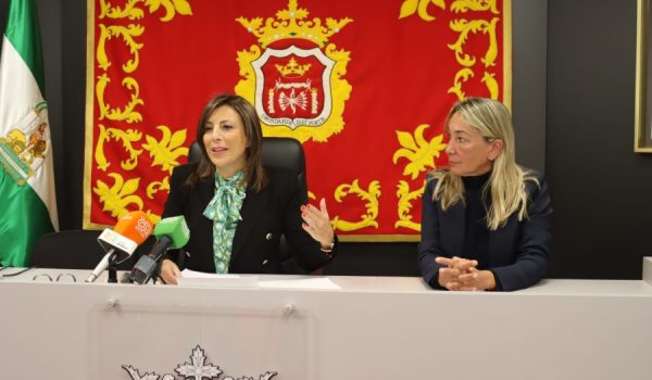 La alcaldesa de Ronda, María de la Paz Fernández, junto a la edil de Educación, Alicia López