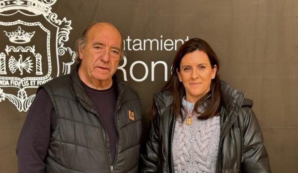 Miguel Berrocal, presidente de la Asociación Cultural Carnavalesca, y Rebeca Muñoz, delegada de Fiestas