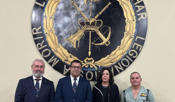 Representantes de la Hermandad del Ecce-Homo junto a Juan Pedro Pérez, presidente de la Confraternidad Nacional de Hermandades vinculadas con La Legión y el general Agustín Carreras, jefe de la Brigada de La Legión