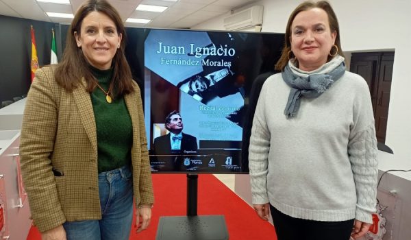 Rebeca Muñoz, concejal de Fiestas, junto a Margarita Pavía, directora del Conservatorio Profesional de Música Ramón Corrales