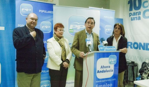Antonio Garrido Moraga (izquierda), durante la rueda de prensa que ofrecieron ayer varios candidatos del Partido Popular al Parlamento de Andalucía.