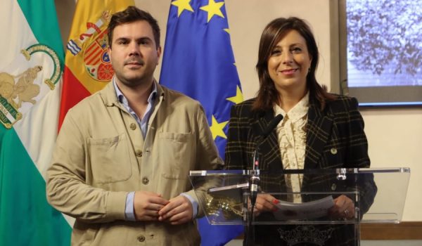 María de la Paz Fernández, alcaldesa de Ronda, junto al concejal de Turismo, Ángel Martínez