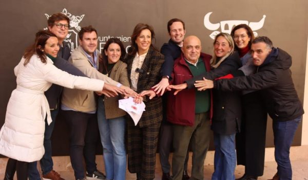 Fernández y buena parte del equipo de gobierno, celebrando el dictamen del Consejo Consultivo de Andalucía