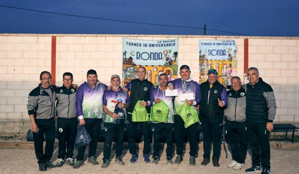Participantes del torneo junto a las pistas de petanca de la Ciudad Deportiva.