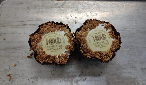 Están elaboradas con varias cremas sobre una base de chocolate, adornadas con almendras y el escudo del centenario.
