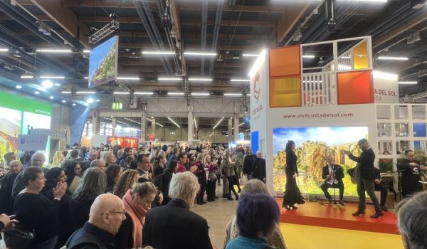 Actuación flamenca en el stand de Turismo y Planificación Costa del Sol, con la imagen del Puente Nuevo