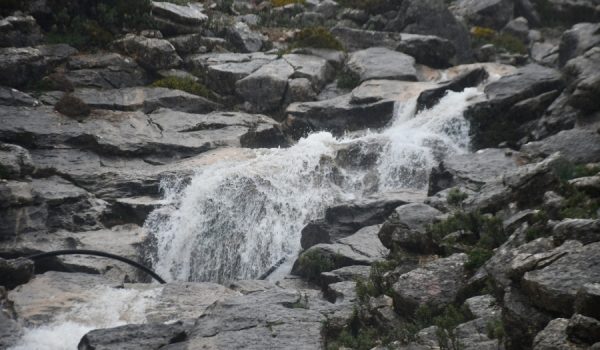 El Arroyo de Bolones permanece seco la mayor parte del año, aunque en épocas de lluvias muestra cascadas y saltos de agua