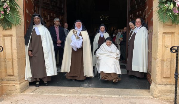 Las religiosas, con la mano de Santa Teresa, en la puerta de la iglesia de la Merced