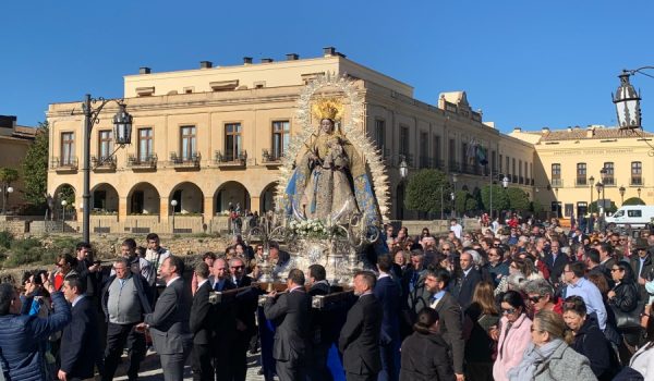La Virgen de la Paz en su paso por el Puente Nuevo