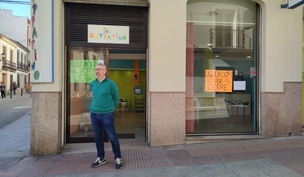 El propietario de la tienda está liquidando todo el stock y parte del mobiliario.