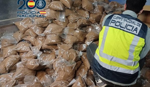 Los agentes encontraron gran cantidad de hojas y picadura de tabaco, así como maquinaria para su tratamiento
