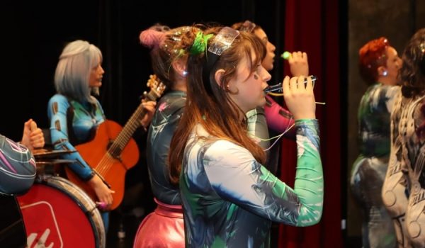 Laura Caballero, redactora de Charry TV, durante su actuación con la chirigota "Las IA de Puta".