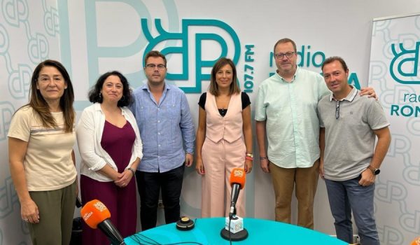 Los locutores de Radio Ronda junto a la alcaldesa y el delegado de Personal durante la presentación de la nueva imagen corporativa el pasado año.