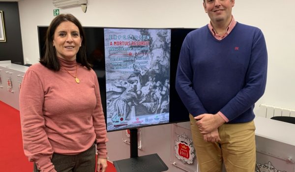 Rebeca Muñoz, concejal de Fiestas, junto a Miguel Becerra, Hermano Mayor de la Hermandad del Santo Entierro