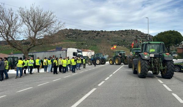 Los tractores continúan cortando carreteras como acto de reivindicación
