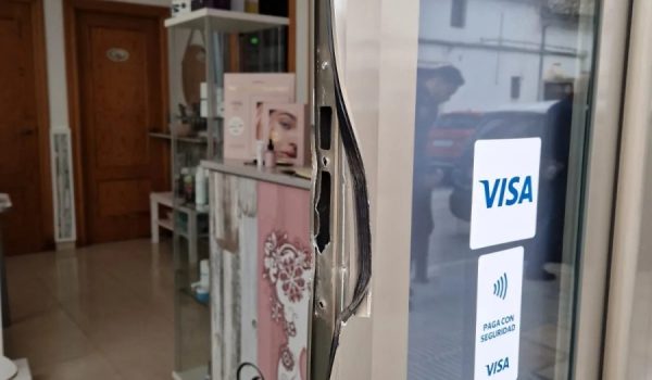 Así encontraron la puerta del establecimiento las trabajadoras del centro estético D alma