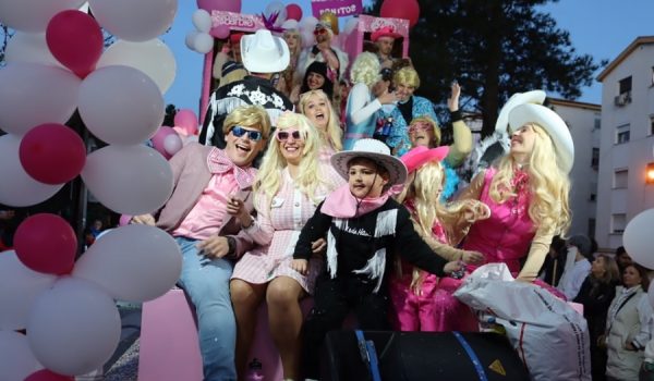 Carroza de Barbie en la tradicional cabalgata, celebrada en la tarde del sábado.