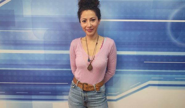 La directora de "Arriarte" en el plató de Charry TV.