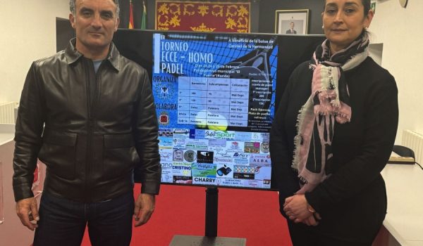 El concejal de Deportes, Bernardo Crespo y la Hermana Mayor de la Hermandad del Ecce-Homo, María Dolores García Albarracín