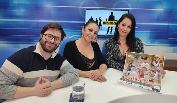 Adrián Corbacho, Eli Trigo y Sabrina Vega en el plató de Charry TV.
