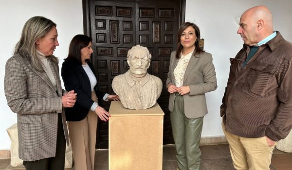 Las delegadas de Educación y Cultura, la alcaldesa y el cronista oficial junto al busto de Vicente Espinel en el Museo de Ronda.