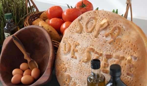 El plato estrella del municipio se elabora con pan, pimiento, tomate, ajo, patata, espárragos y huevos, acompañados del aceite de oliva de la Sierra de las Nieves.