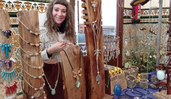 Puesto de joyas elaboradas a mano.