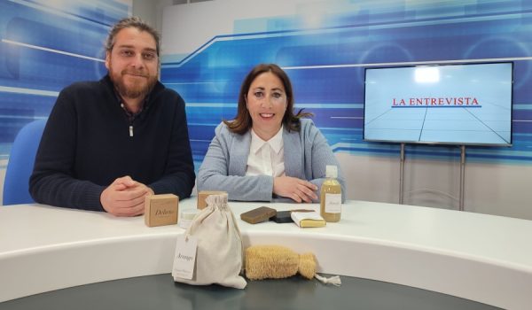 Fernando Girela y Elisabet Moreno en el plató de Charry TV con algunos de los productos que elaboran en Jimera de Líbar.
