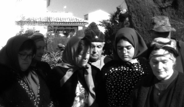 Escena de la película rodada en esta localidad serrana con vecinas del pueblo.