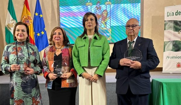 La alcaldesa de Ronda junto a los premiados
