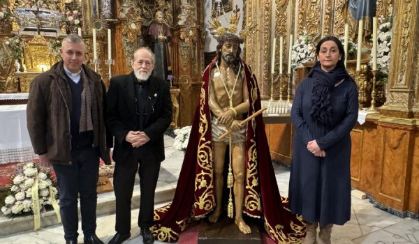 De izquierda a derecha: Francisco Sánchez, consiliario de la Hermandad; Antonio Lasanta, patrono de Fundación Unicaja Ronda y la Hermana Mayor de la Hermandad del Ecce-Homo, María Dolores García Albarracín